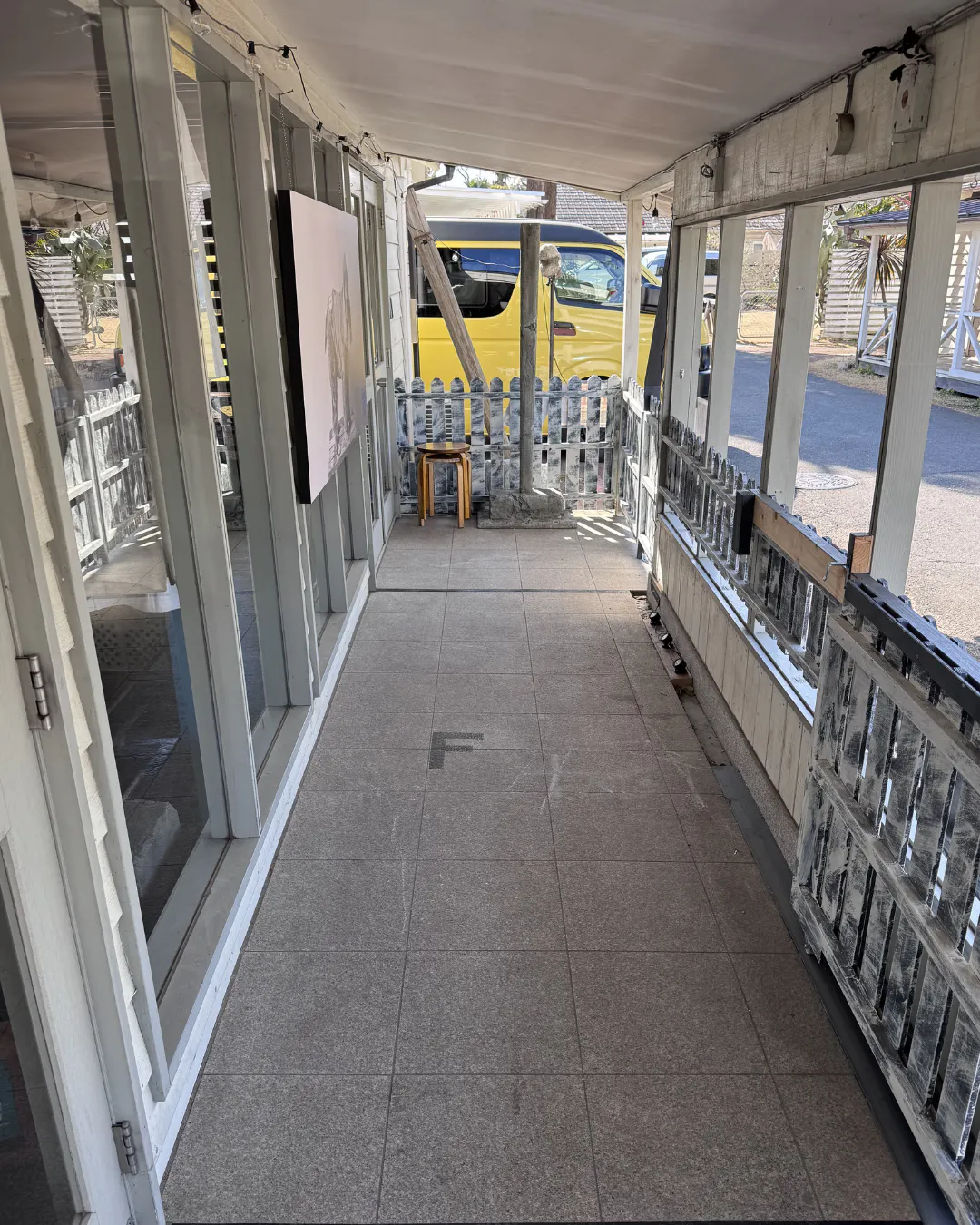 【ジョンソンタウン】屋根付きポーチスペース｜ポップアップ・物販・ペットイベントにおすすめ