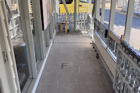 【ジョンソンタウン】屋根付きポーチスペース|ポップアップ・物販・ペットイベントにおすすめ