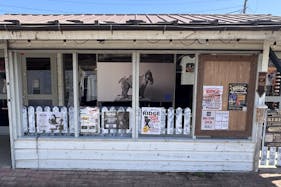 【ジョンソンタウン】屋根付きポーチスペース|ポップアップ・物販・ペットイベントにおすすめ