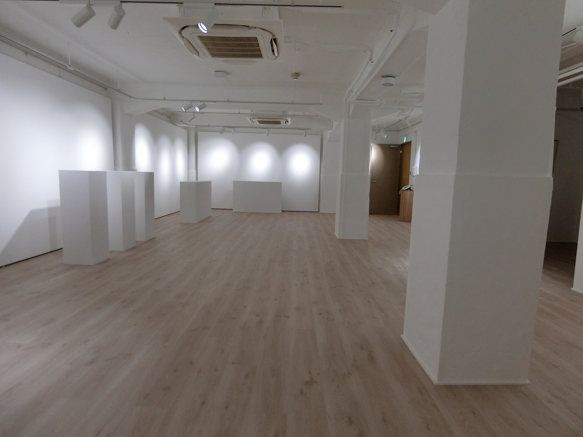 【東銀座駅2分／銀座駅5分】白が基調の広々としたギャラリースペースです。