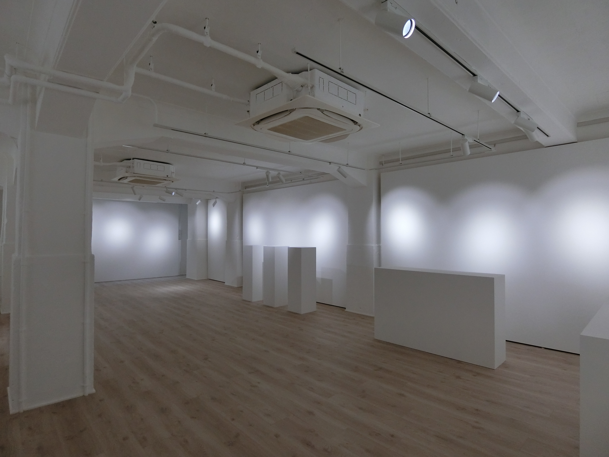 【東銀座駅2分／銀座駅5分】白が基調の広々としたギャラリースペースです。