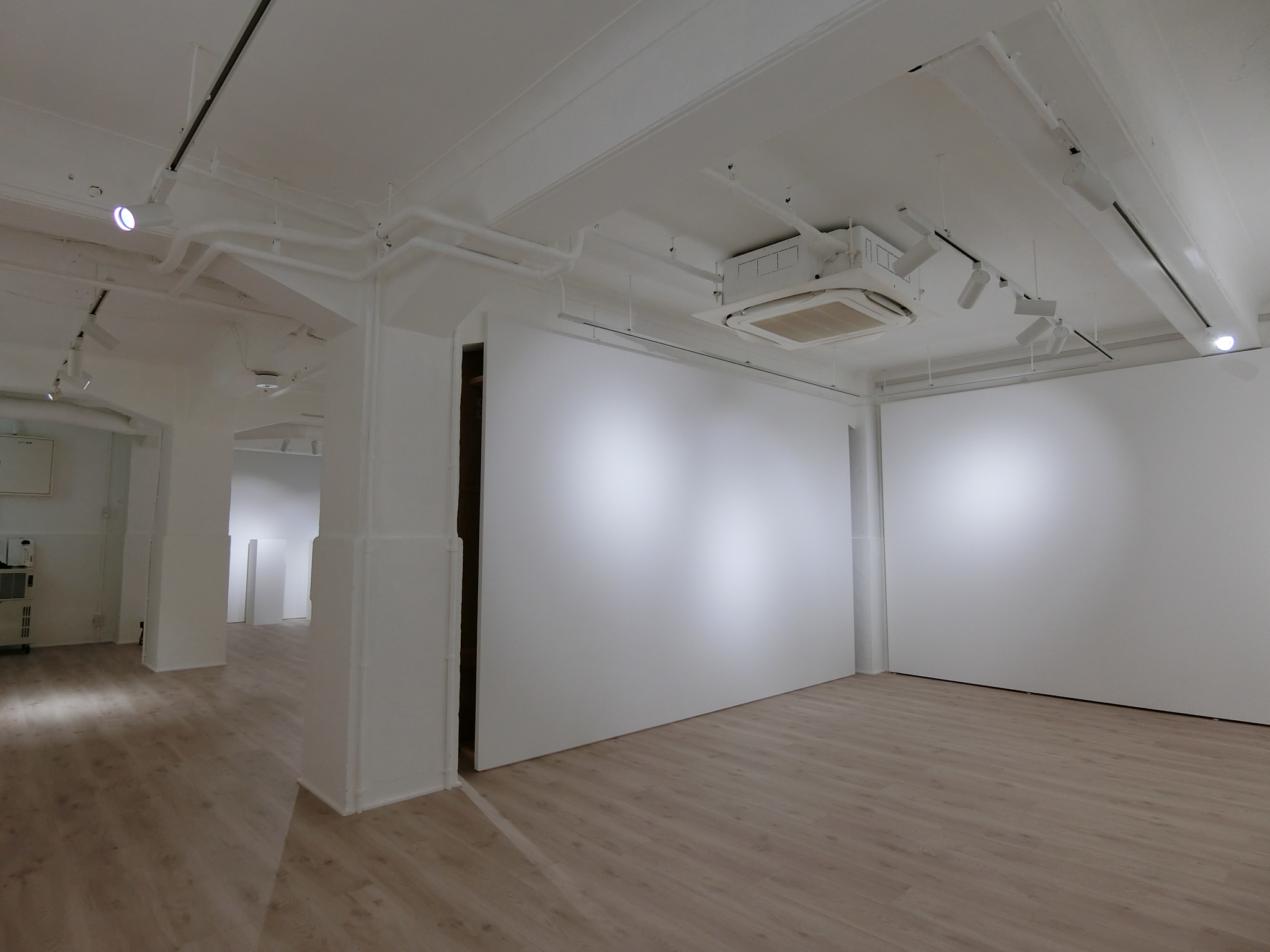【東銀座駅2分／銀座駅5分】白が基調の広々としたギャラリースペースです。