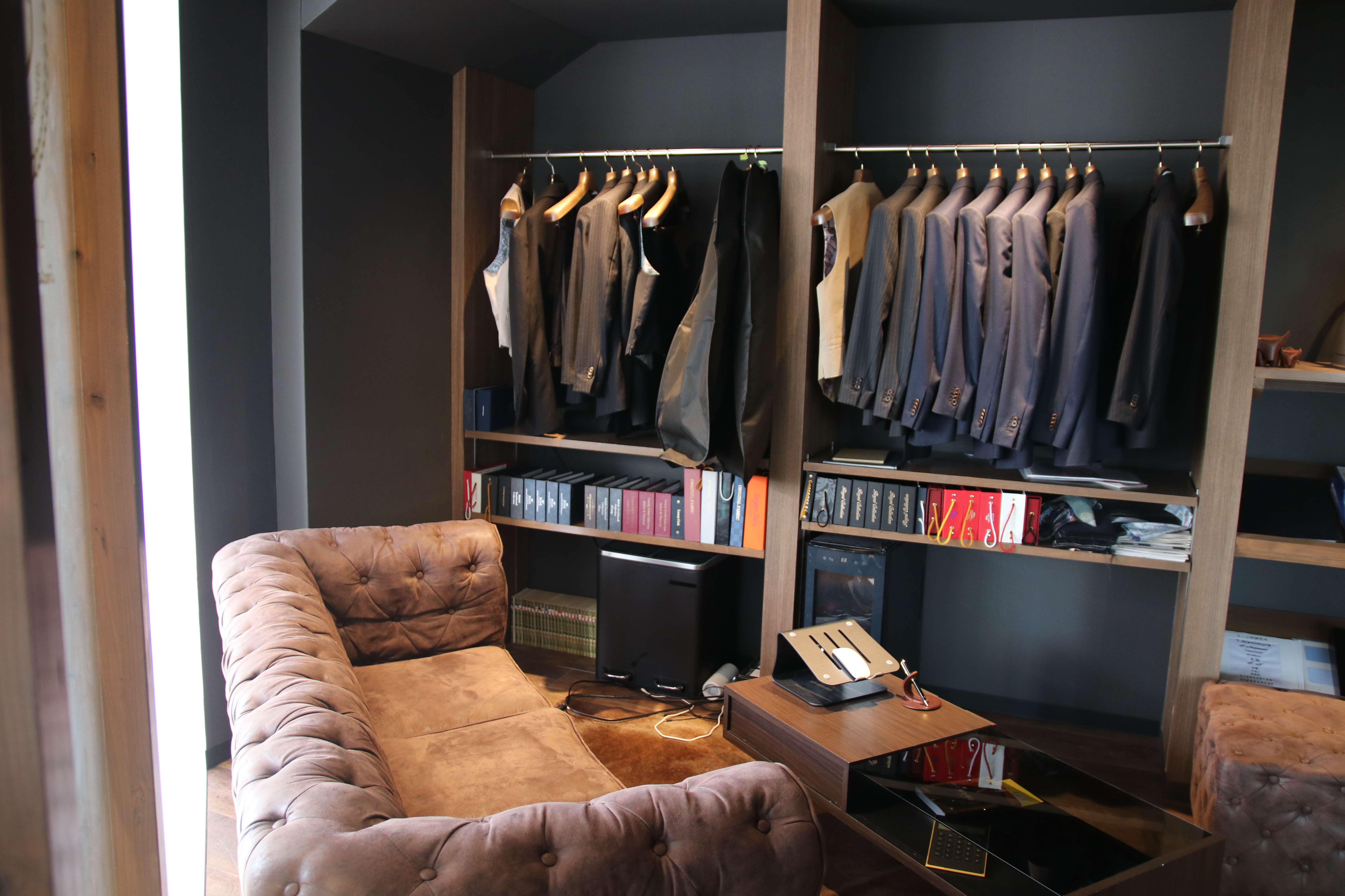 スーツオーダーの採寸や商談、ミーティングで利用できます。