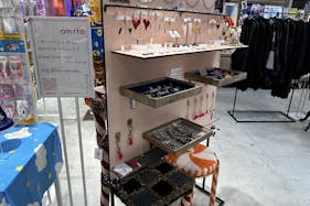 【ラフォーレ原宿/明治神宮前駅1分】愛と狂気のマーケット ポップアップストアやアート展示、商品PR等に最適、販売員スタッフ不要なラック(貸出什器)