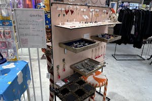 【ラフォーレ原宿/明治神宮前駅1分】愛と狂気のマーケット ポップアップストアやアート展示、商品PR等に最適、販売員スタッフ不要なラック(貸出什器)