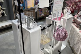 【ラフォーレ原宿/明治神宮前駅1分】愛と狂気のマーケット ポップアップストアやアート展示、商品PR等に最適、販売員スタッフ不要なラック(貸出什器)