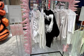 【ラフォーレ原宿/明治神宮前駅1分】愛と狂気のマーケット ポップアップストアやアート展示、商品PR等に最適、販売員スタッフ不要なラック(貸出什器)