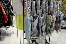 【ラフォーレ原宿/明治神宮前駅1分】愛と狂気のマーケット ポップアップストアやアート展示、商品PR等に最適、販売員スタッフ不要なラック(貸出什器)