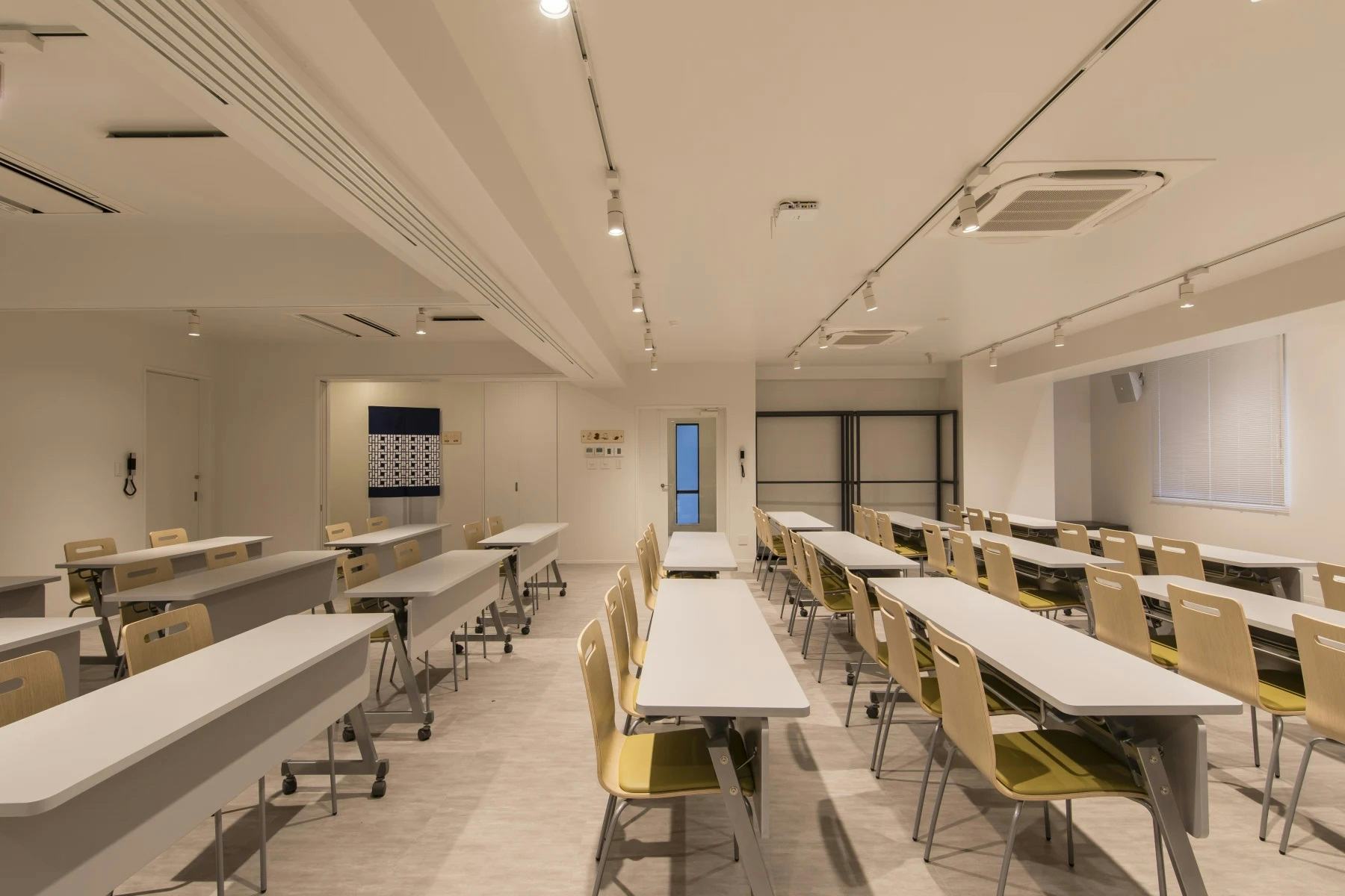 【新宿三丁目駅4分】新入社員向け研修やワークショップに適した40名収容可能な100㎡近い広さのあるイベントスペース