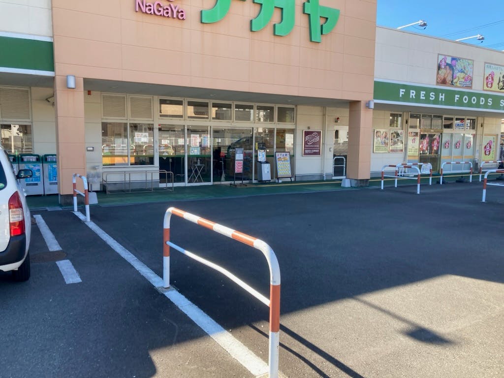 【スーパーナガヤ鎌田店】販促プロモーションやキッチンカーに最適な地域密着型スーパーの駐車場にあるイベントスペースの画像