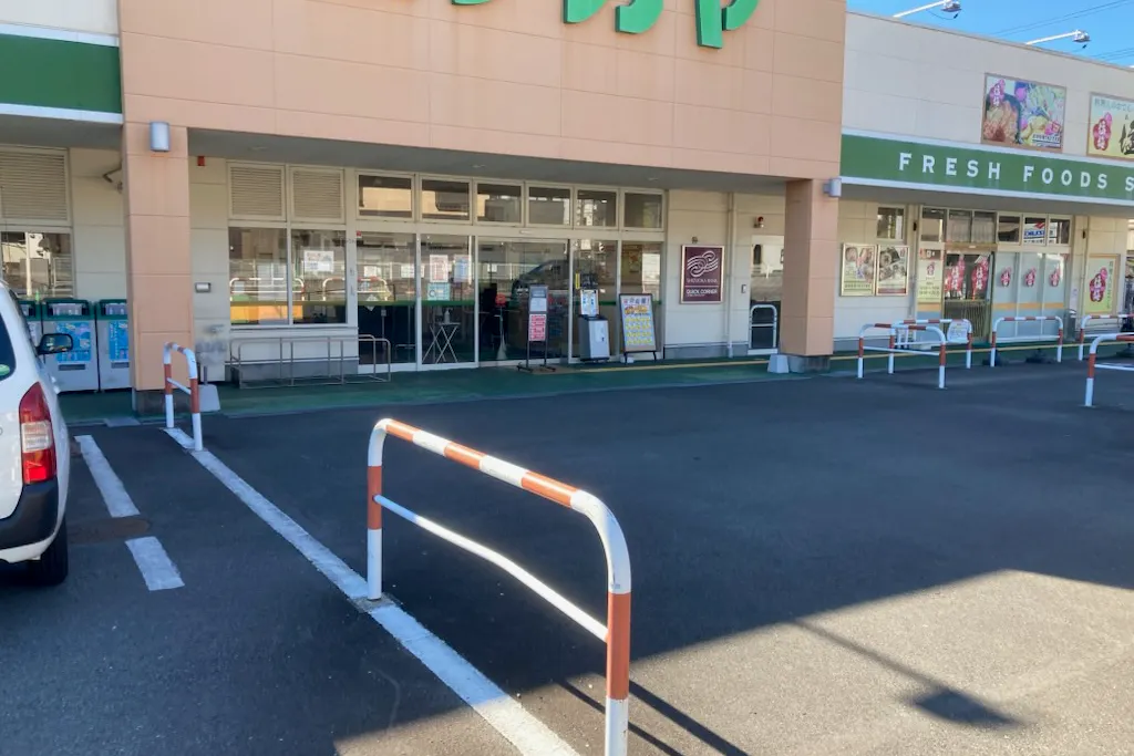 【スーパーナガヤ鎌田店】販促プロモーションやキッチンカーに最適な地域密着型スーパーの駐車場にあるイベントスペース