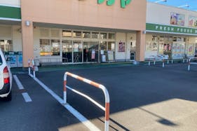 【スーパーナガヤ鎌田店】販促プロモーションやキッチンカーに最適な地域密着型スーパーの駐車場にあるイベントスペース