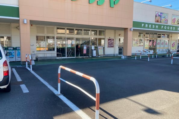 【スーパーナガヤ鎌田店】販促プロモーションやキッチンカーに最適な地域密着型スーパーの駐車場にあるイベントスペース