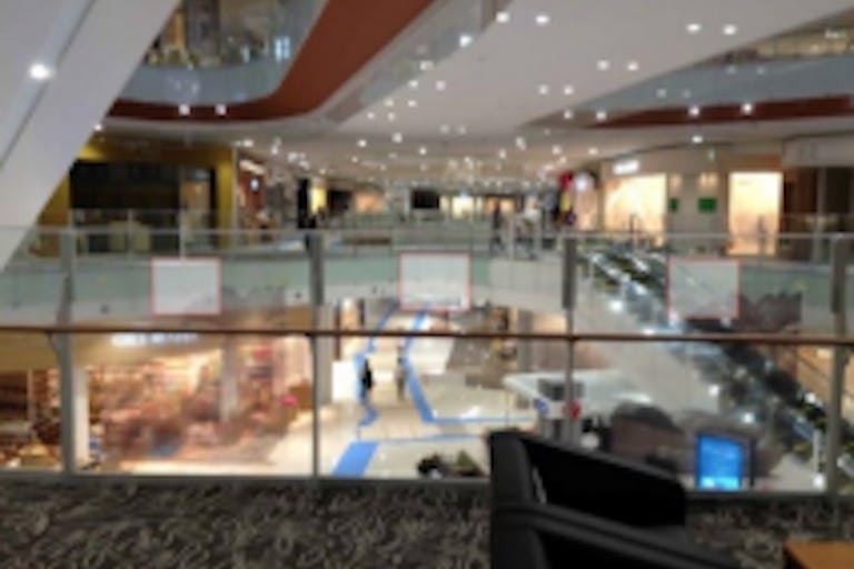 【イオンモール名古屋茶屋】モール内広告 吹き抜けガラスの画像2