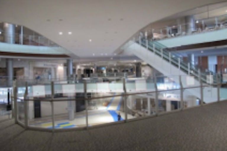 【イオンモール名古屋茶屋】モール内広告 吹き抜けガラスの画像1