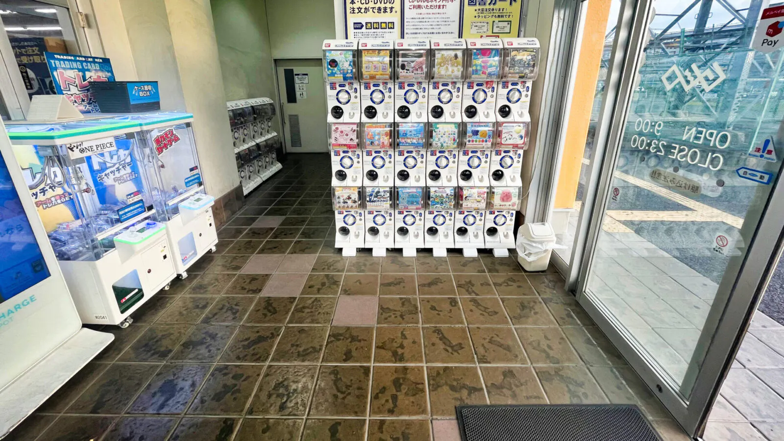 【文真堂書店ゲオ幸手店】プロモーションに最適！交通量が多い道路に面した書店の風除室スぺース