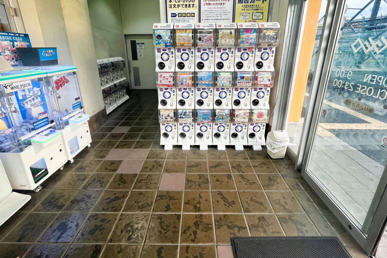 【文真堂書店ゲオ幸手店】プロモーションに最適!交通量が多い道路に面した書店の風除室スぺース