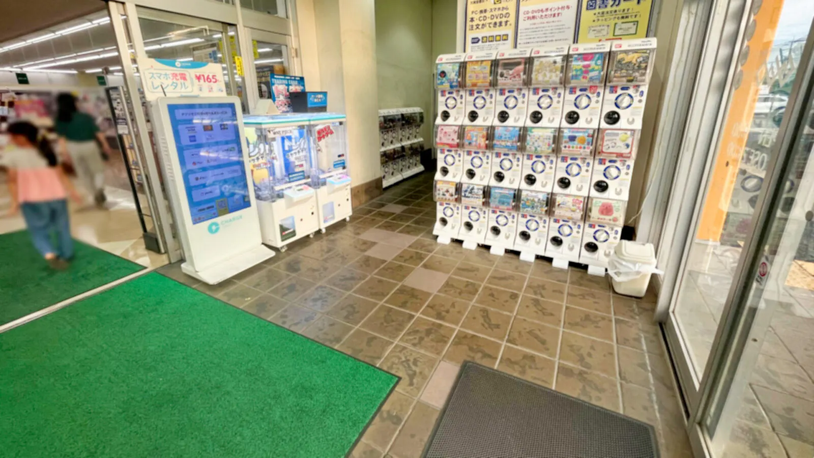 【文真堂書店ゲオ幸手店】プロモーションに最適！交通量が多い道路に面した書店の風除室スぺース