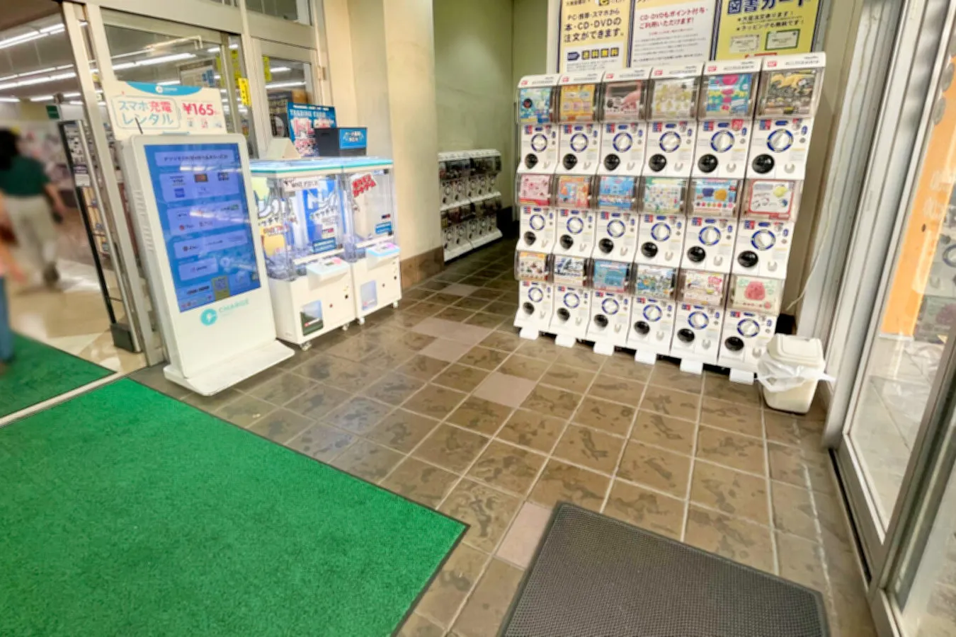【文真堂書店ゲオ幸手店】プロモーションに最適!交通量が多い道路に面した書店の風除室スぺース