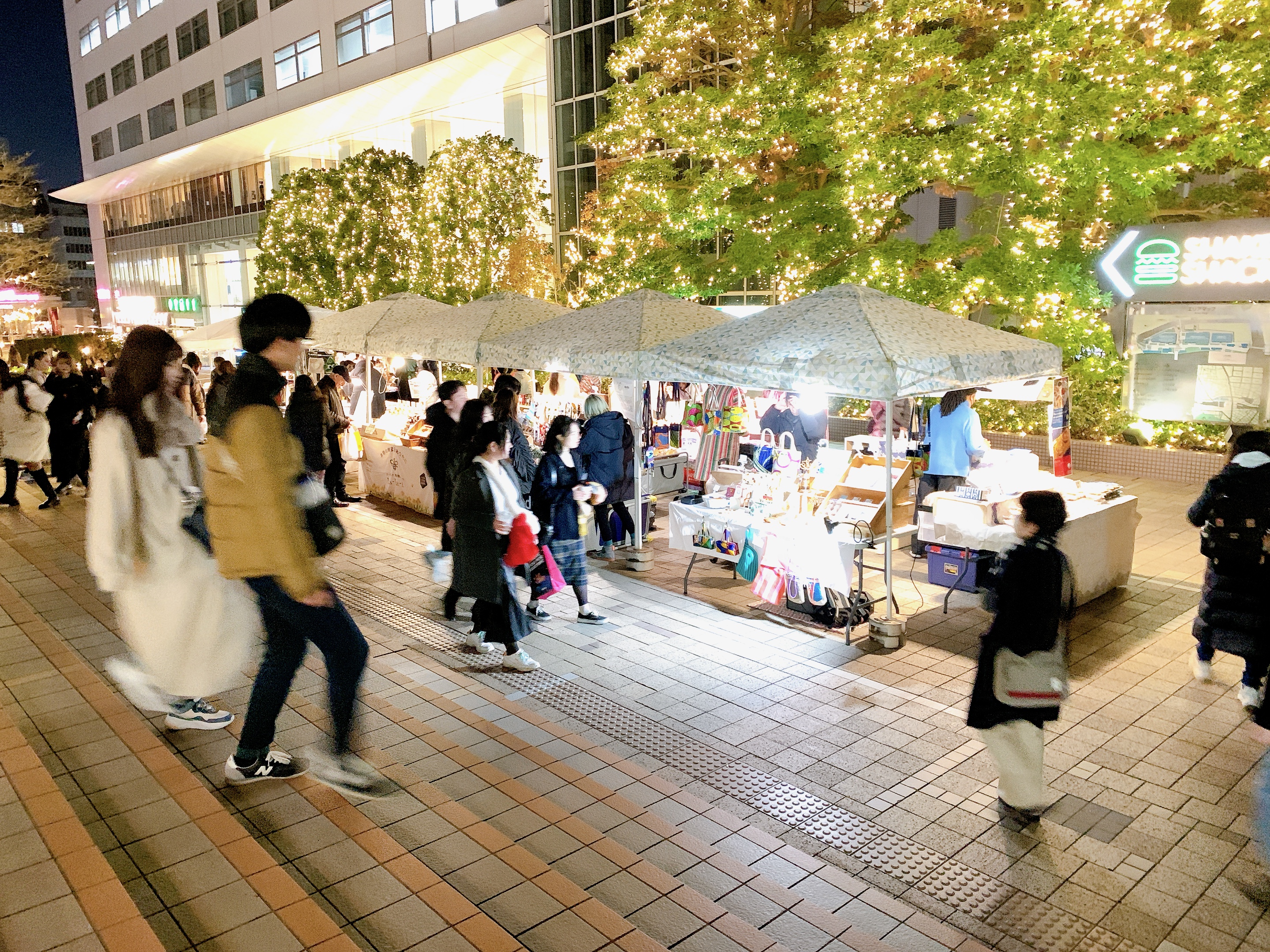 新宿サザンテラスマルシェ / 原則として毎週土日祝日開催 / 新宿駅南口2分】バスタ新宿そば、新宿サザンテラス(屋外)開催のマルシェ スペース｜ショップカウンター