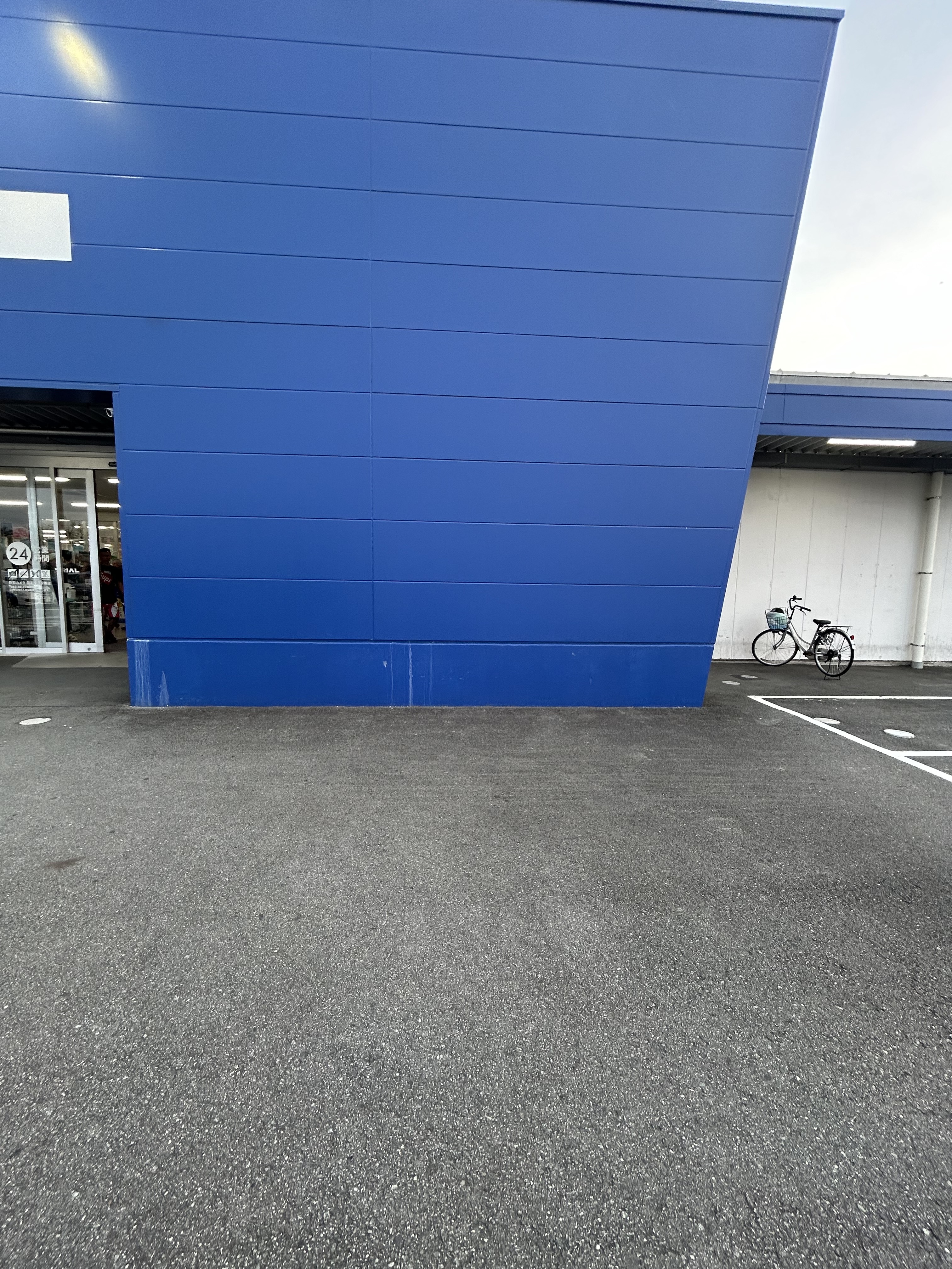 【スーパーセンタートライアル松阪店】キッチンカー出店限定/屋外　Ⓑキッチンカースペース【入口正面右側】