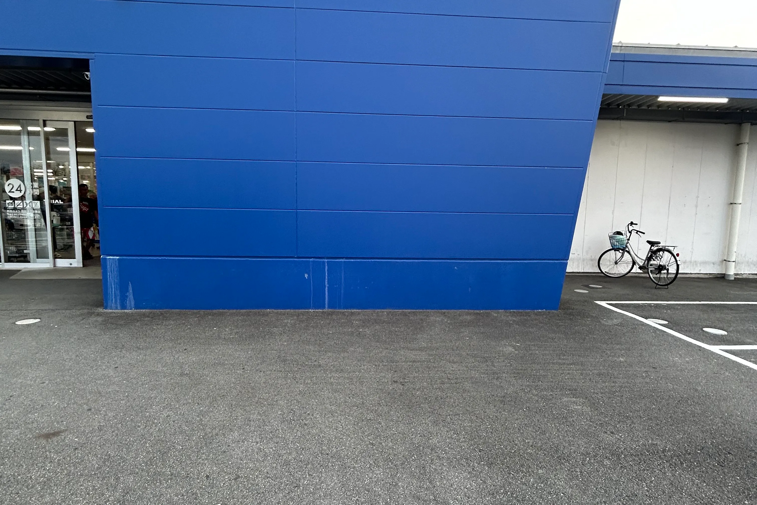 【スーパーセンタートライアル松阪店】キッチンカー出店限定/屋外 Ⓑキッチンカースペース【入口正面右側】