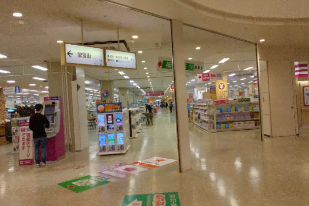【イオン米沢店】正面入口TV前 販促プロモーションや物販に最適なスーパー店内催事イベントスペース