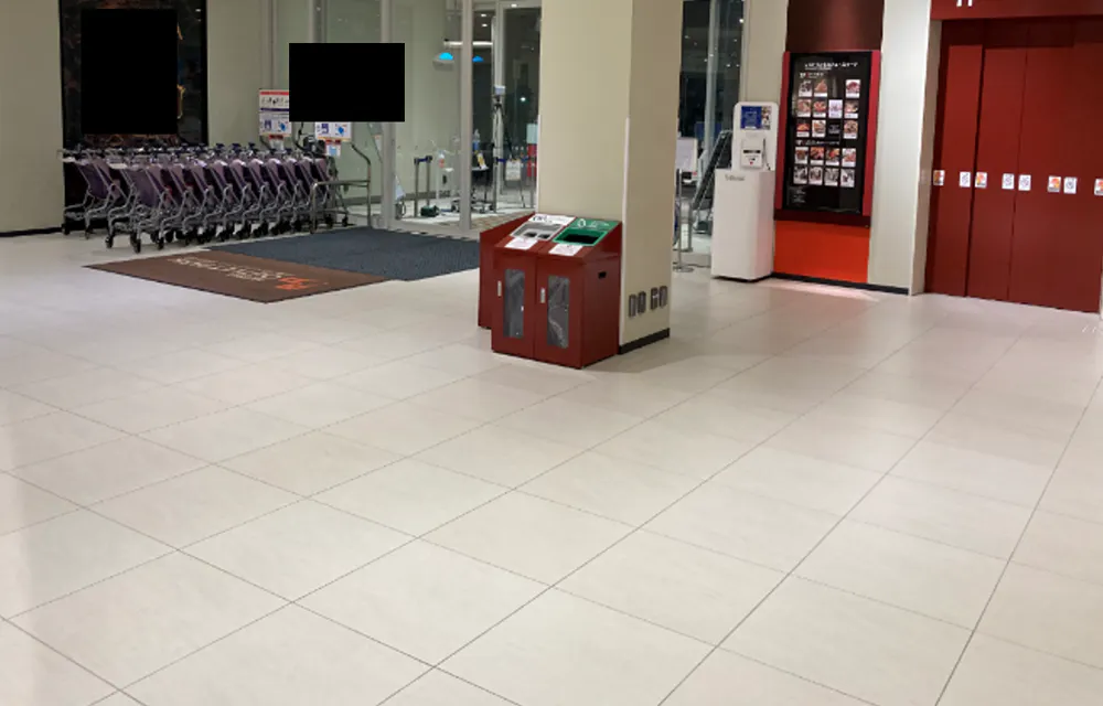 【三井アウトレットパーク 北陸小矢部】1階 東口屋内エレベーター前