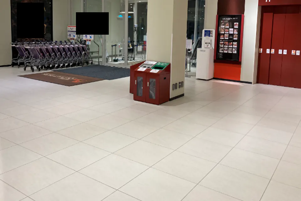 【三井アウトレットパーク 北陸小矢部】1階 東口屋内エレベーター前