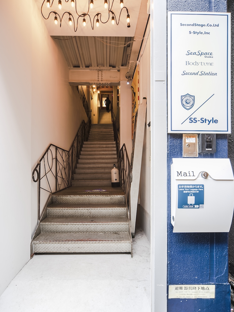 入り口　階段で3Fまで