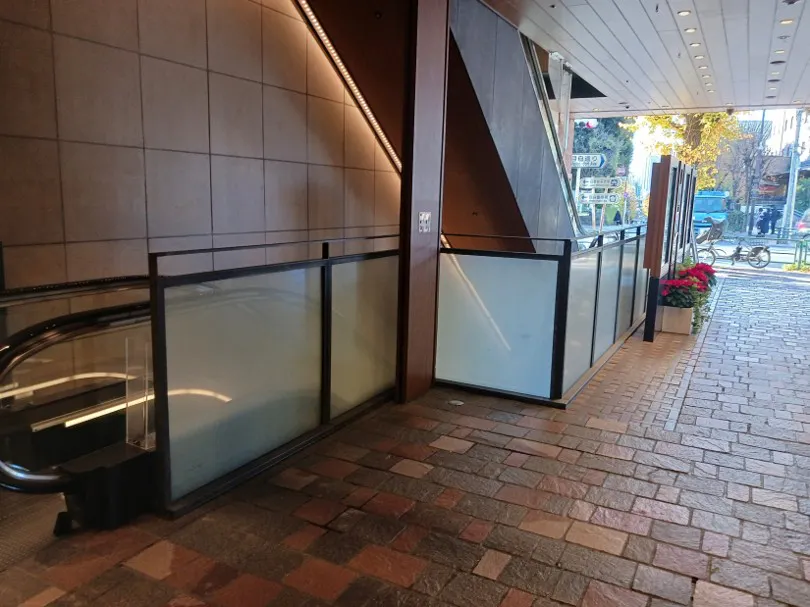 【トラッド目白|目白駅直結】館内動線に面した1階エスカレーター横の販促イベントスペース