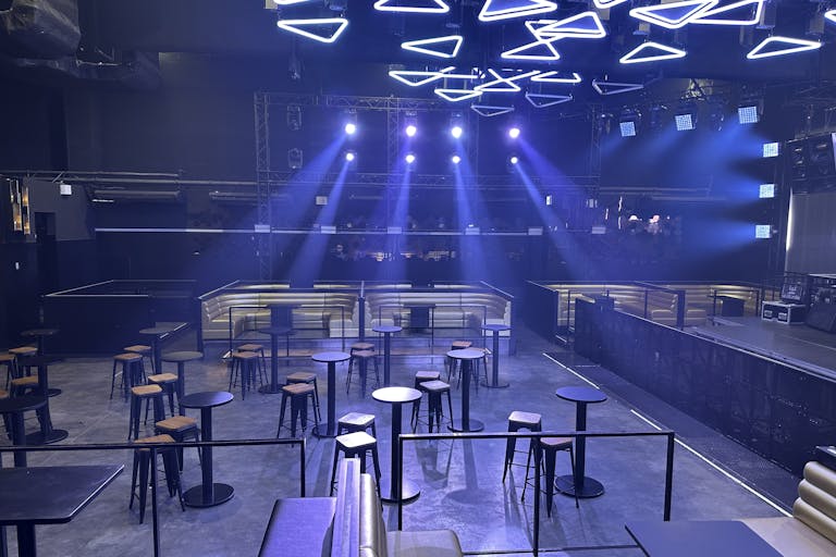 8Fフロア左ソファ