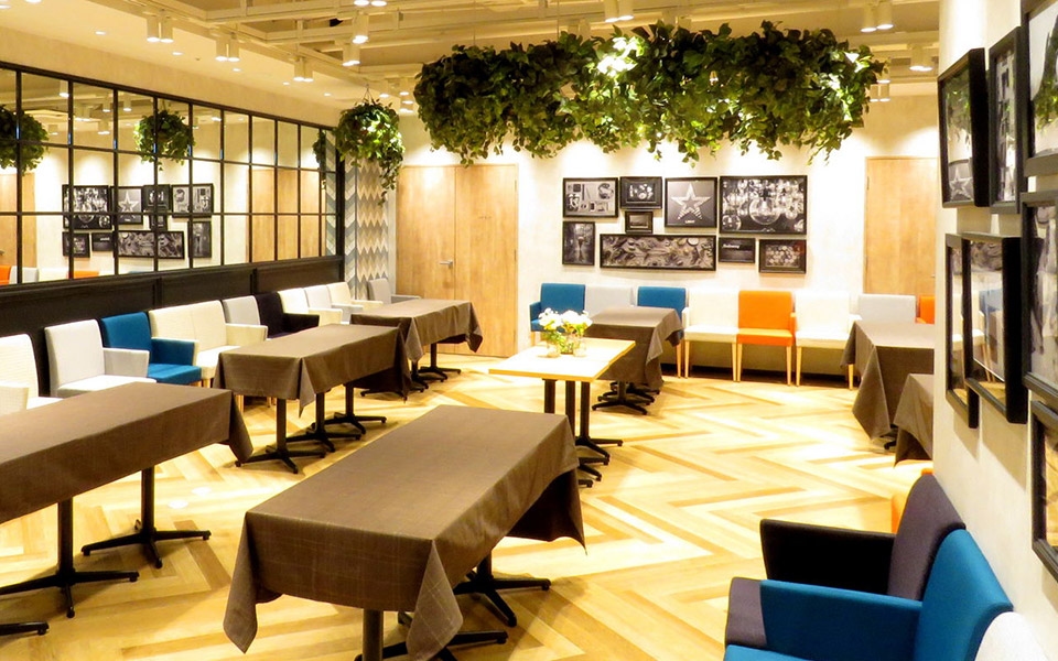 広々とした空間で立食で最大100名収容可能です。