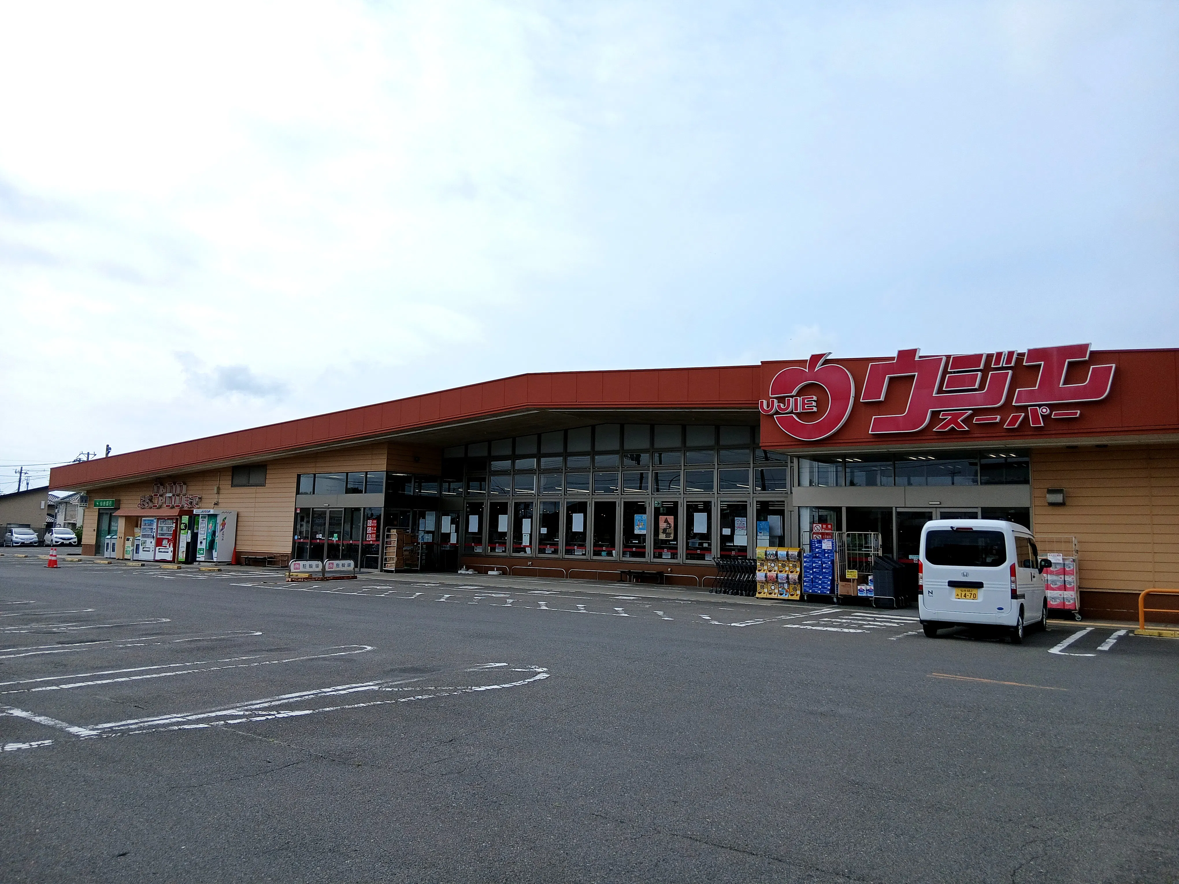【ウジエスーパー袋原店】販促プロモーションや食物販に最適な軒下スペース