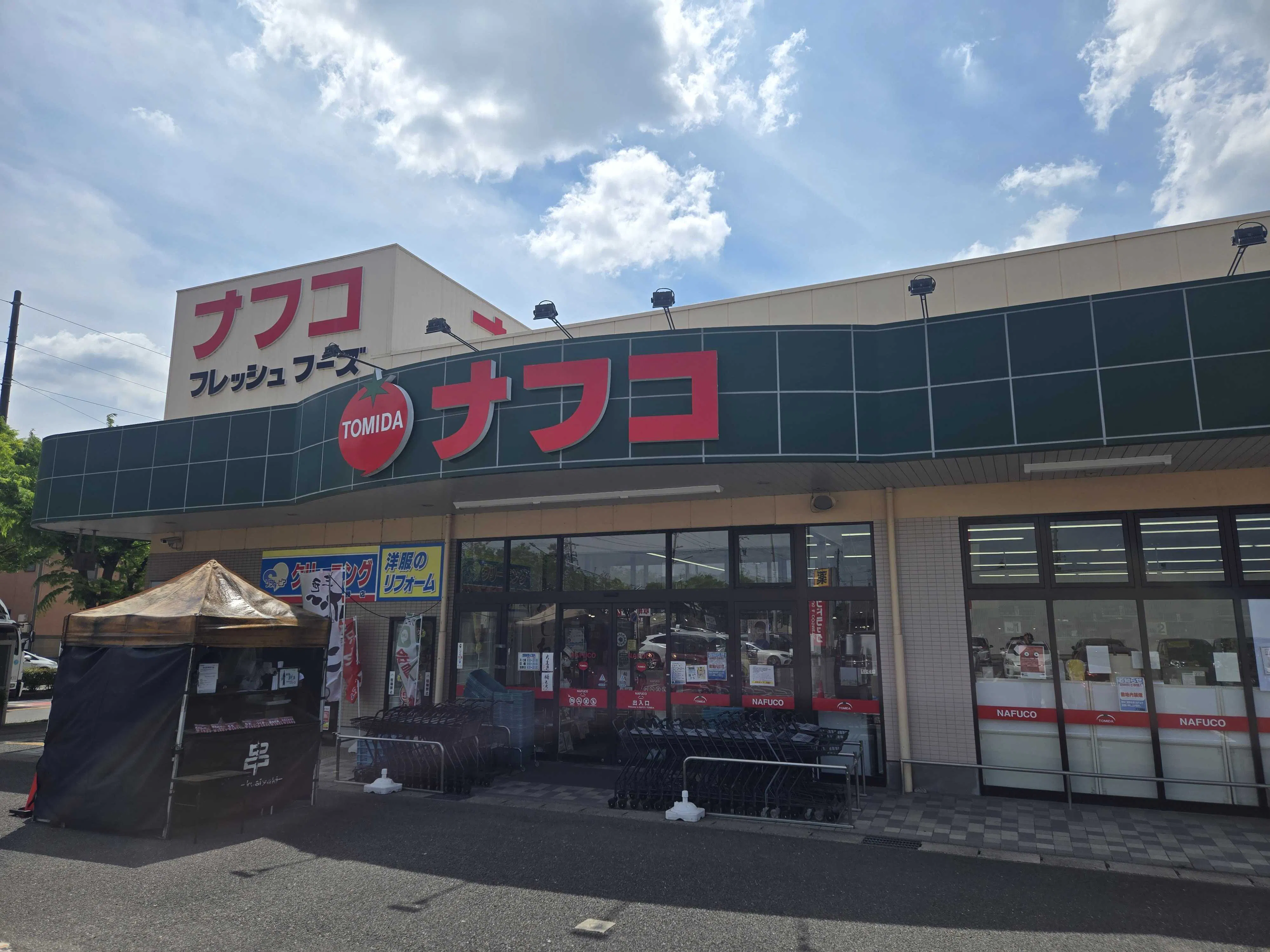 【ナフコトミダ師勝店】食物販や販促プロモーションに最適な入口近くの風除室スペース