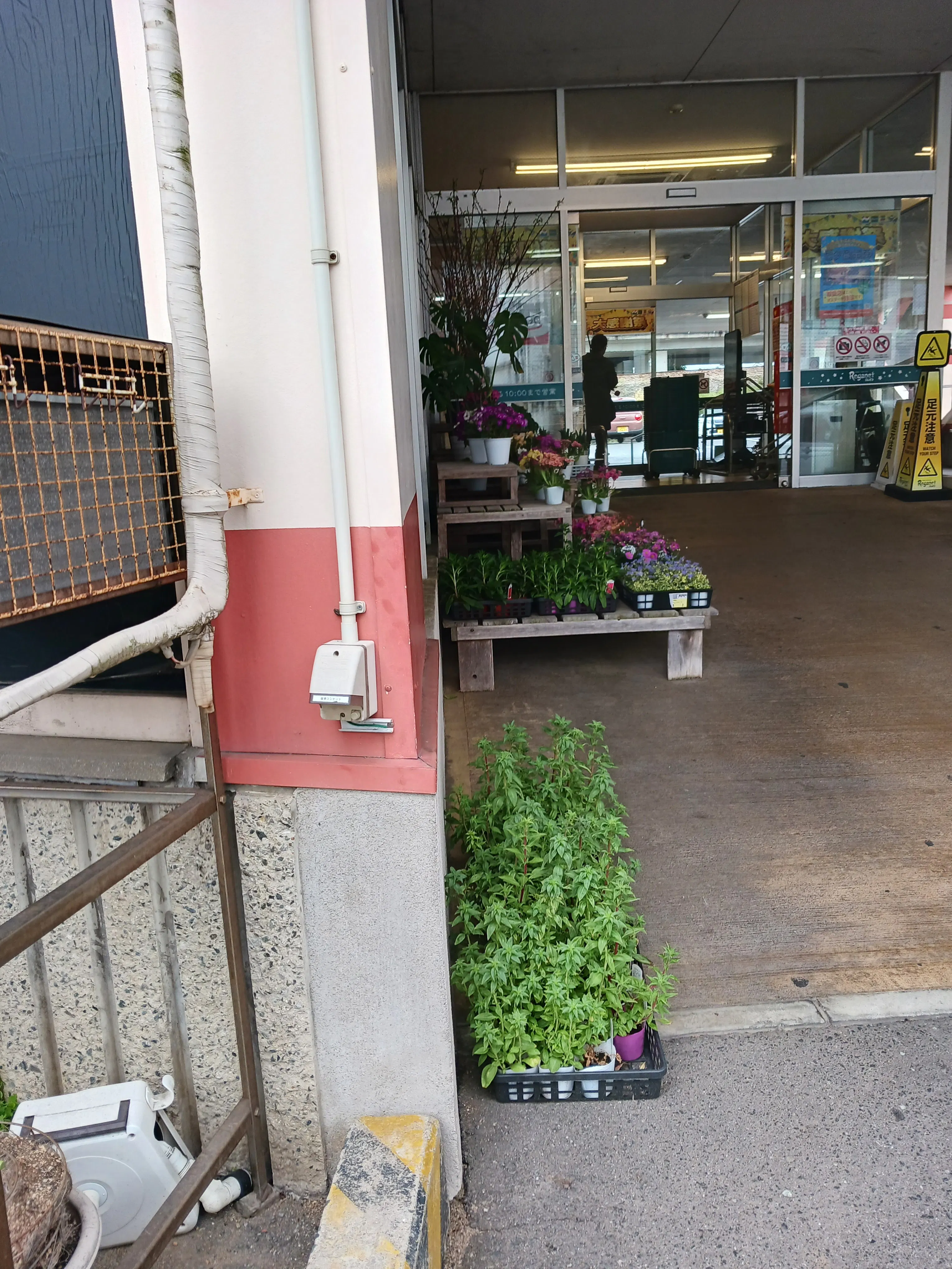 【レガネット小郡】駐車場店内入口側 販促プロモーションや物販に最適なスーパー屋外催事イベントスペース