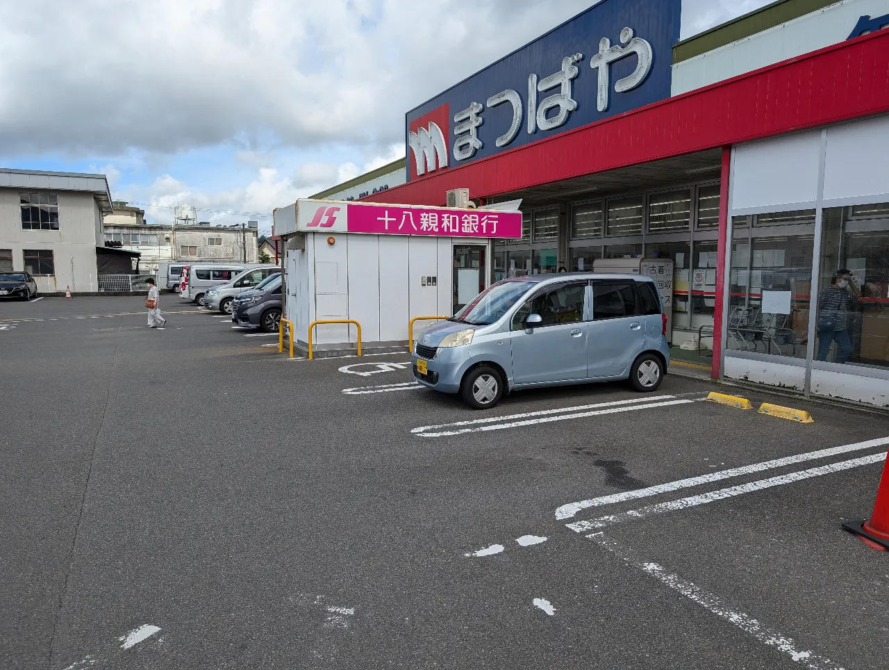 【まつばや矢峰店】食物販やプロモーションなどに利用可能な駐車場スペース