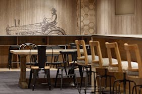 【岩本町駅2分】ワークショップやオフサイトミーティングに利用できる木目調のスペース