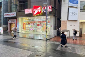 【アドアーズ町田店】各種ポップアップストアやプロモーションイベントに最適な商店街路面にあるアミューズメント施設の店頭スペース