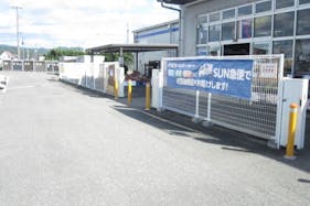 【ホームセンターサンデー長井店】キッチンカーの出店に最適な店舗出入口付近にある屋外スペース