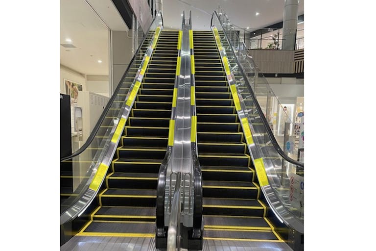 【イオンモール新小松】モール内広告 エスカレーター足元レールの画像1
