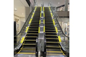 【イオンモール新小松】モール内広告 エスカレーター足元レール