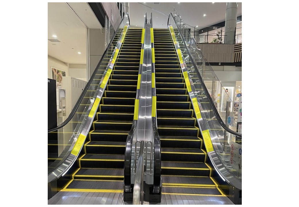 【イオンモール新小松】モール内広告 エスカレーター足元レール