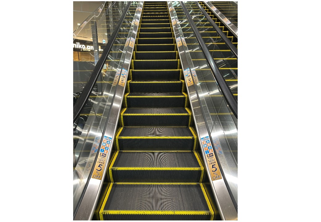 【イオンモール新小松】モール内広告 エスカレーター足元レール