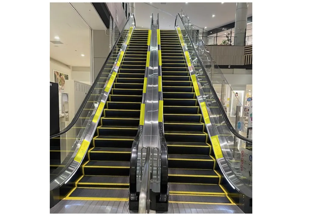 【イオンモール新小松】モール内広告 エスカレーター足元レールの画像