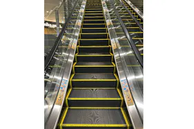 【イオンモール新小松】モール内広告 エスカレーター足元レール