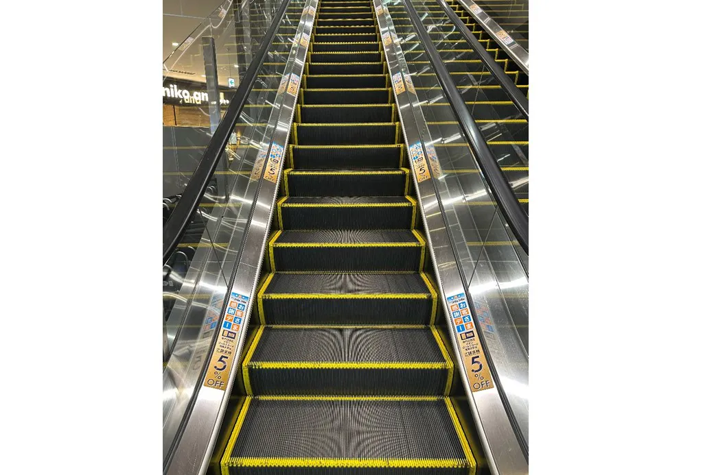 【イオンモール新小松】モール内広告 エスカレーター足元レール
