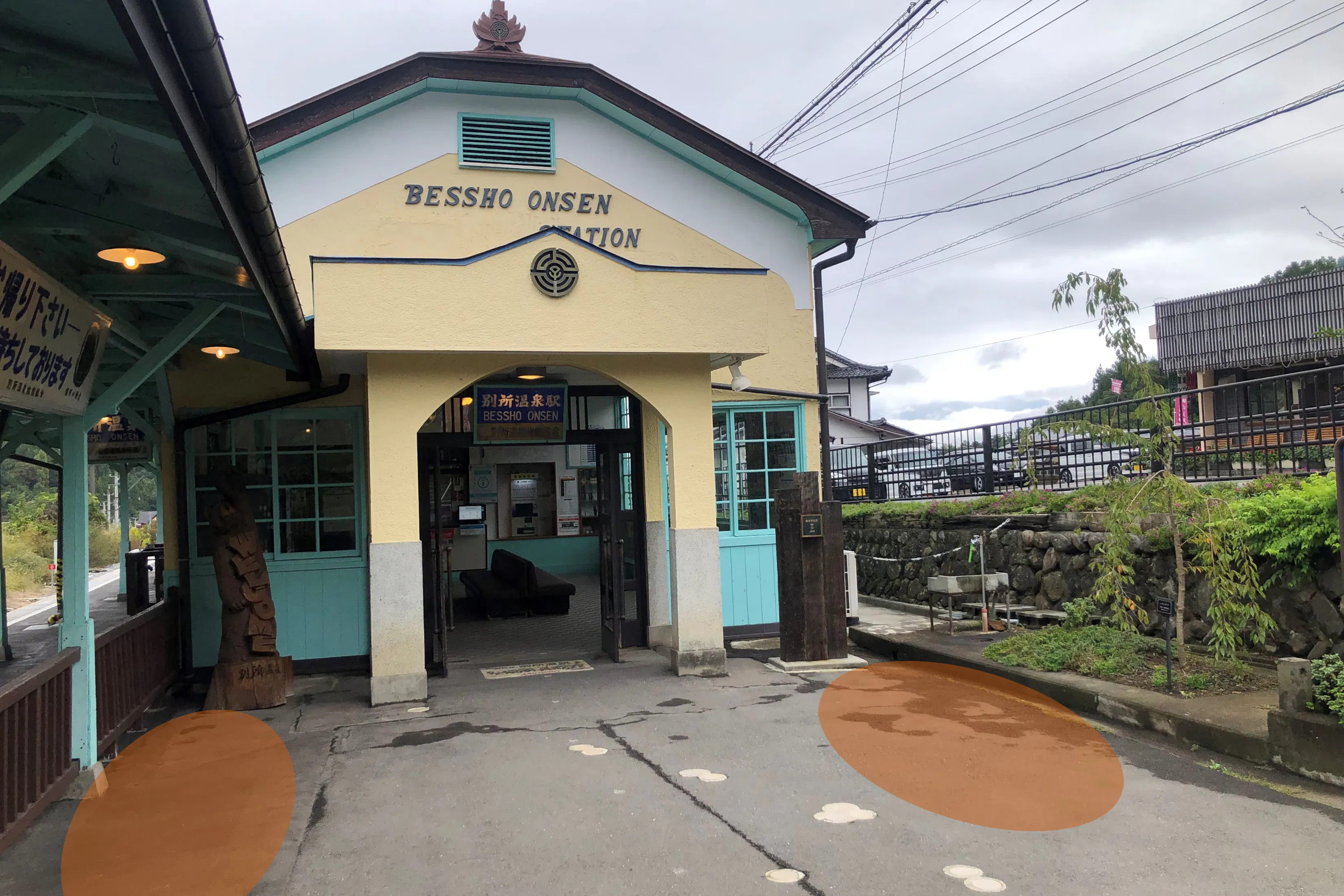 【別所温泉駅】サンプリング、プロモーション、ポップアップに最適な屋外待合玄関脇スペース