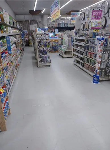 【ホームワイド杵築店（大分県）】店内 サービスカウンター前　催事スペース