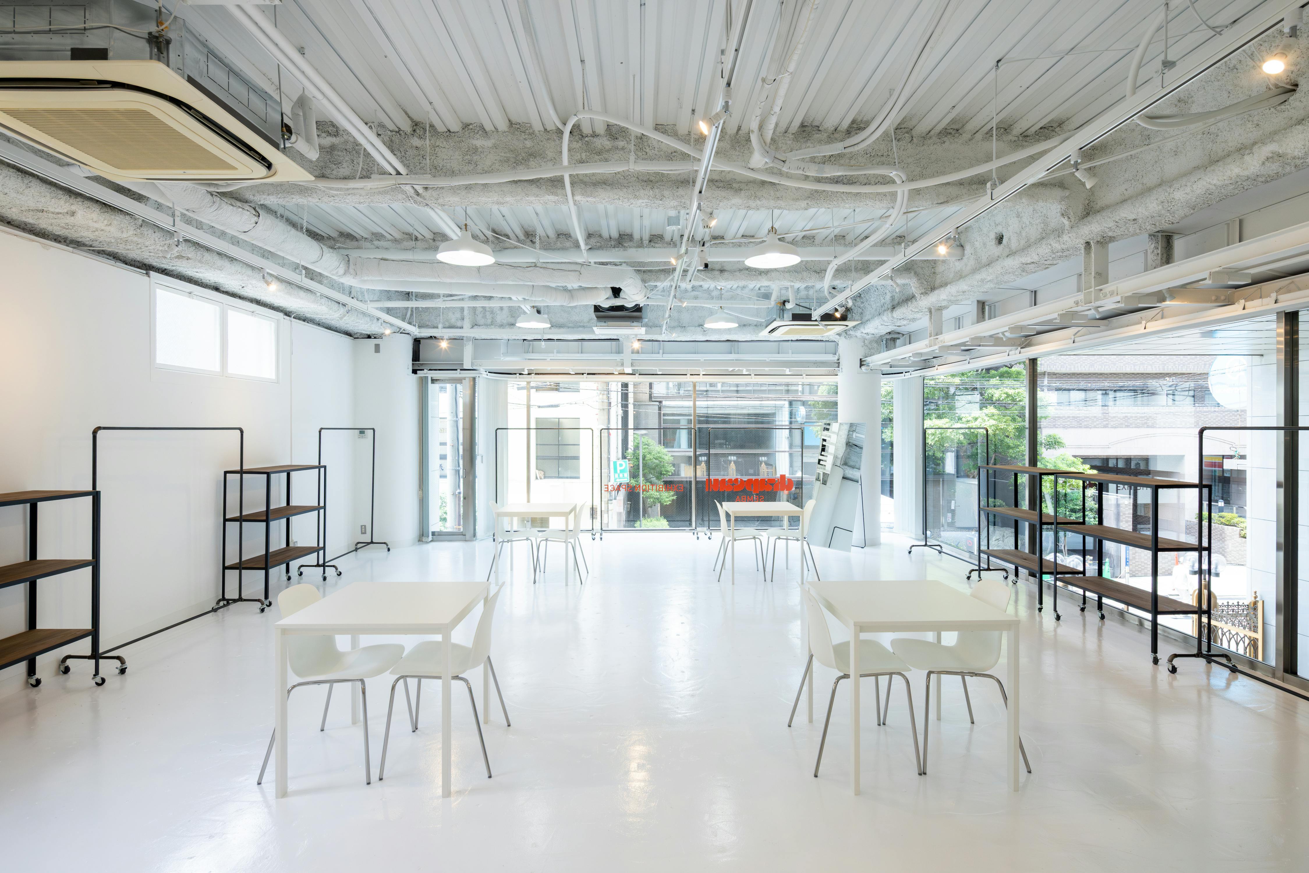 【心斎橋駅5分】招待制のファッション系展示販売会やアート系展示会に最適な白を基調とした清潔感のあるレンタルスペースの画像